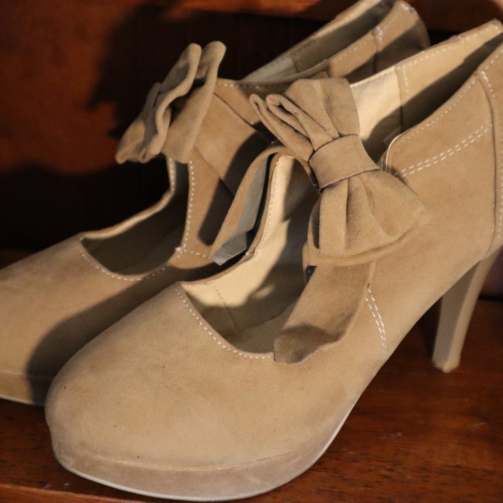 Heels with Bow and zipper back